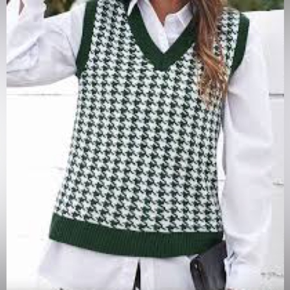 Green houndstooth sweater vest Size S